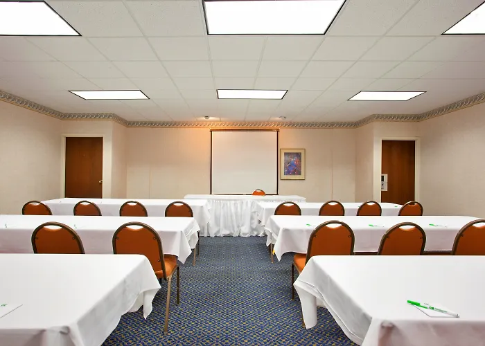 Hotel I-90&rt 20 State St By Ihg 3*
